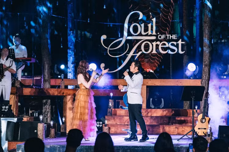 ‏Các ca sĩ khách mời hào hứng hòa giọng cùng danh ca Bằng Kiều.