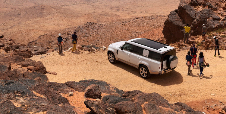 Land Rover hoàn tất tầm nhìn nguyên thủy về gia đình Defender với mẫu Defender 130, lý tưởng cho những chuyến phiêu lưu lên tới 8 người ngồi.