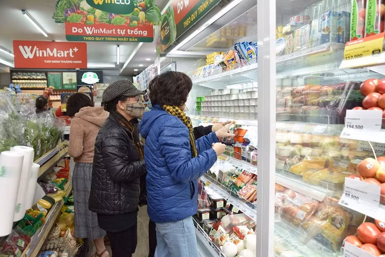 khach-hang-mua-sam-tai-cua-hang-winmart-tai-ha-noi-edit.jpg