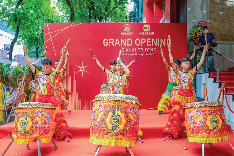 Trống hội khai trương tạo không khí rộn rã, náo nhiệt cho buổi lễ.