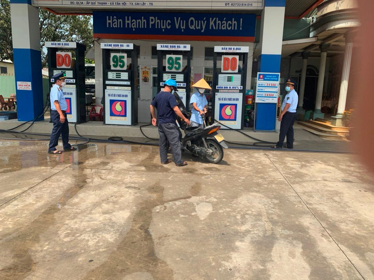 Theo báo cáo Vụ Thị trường trong nước (Bộ Công Thương), cả nước có nhu cầu khoảng 1,8-2 triệu m3 xăng dầu các loại/tháng. Từ tháng 3/2022, nguồn cung xăng dầu có thể giảm, lượng tồn kho thấp so với các tháng thông thường. Ảnh minh họa