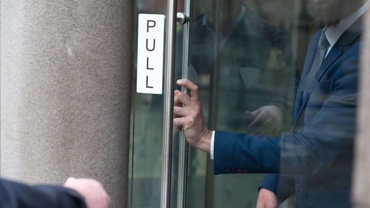 Omicron tồn tại trên các bề mặt lâu hơn các biến thể khác. Ảnh minh họa