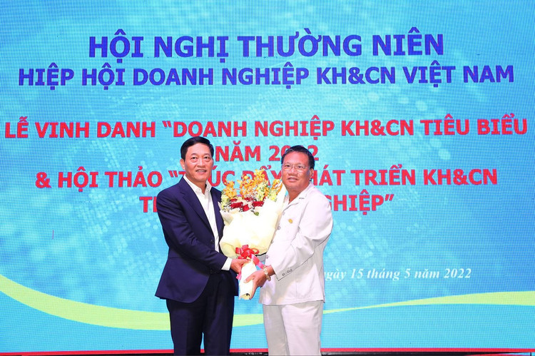 chu-tich-hiep-hoi-doanh-nghiep-khoa-hoc-va-cong-nghe-viet-nam-tang-hoa-tien-si-tran-van-tung-thu-truong-bo-khoa-hoc-cong-nghe.jpg