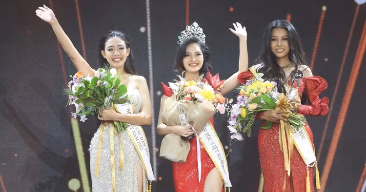 Nông Thúy Hằng đăng quang Hoa hậu các Dân tộc Việt Nam 2022 - 2