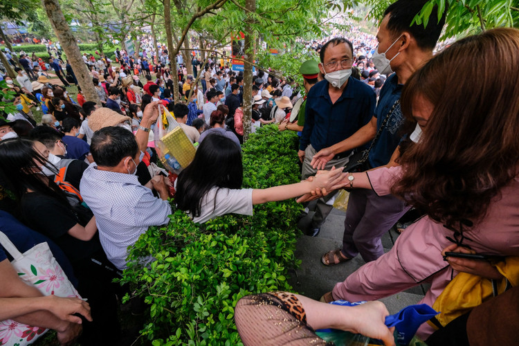 Treo rao len den Hung, truot tuong 