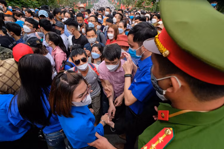 Treo rao len den Hung, truot tuong 