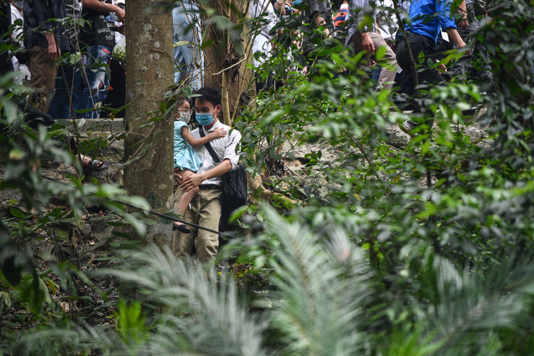 Treo rao len den Hung, truot tuong 