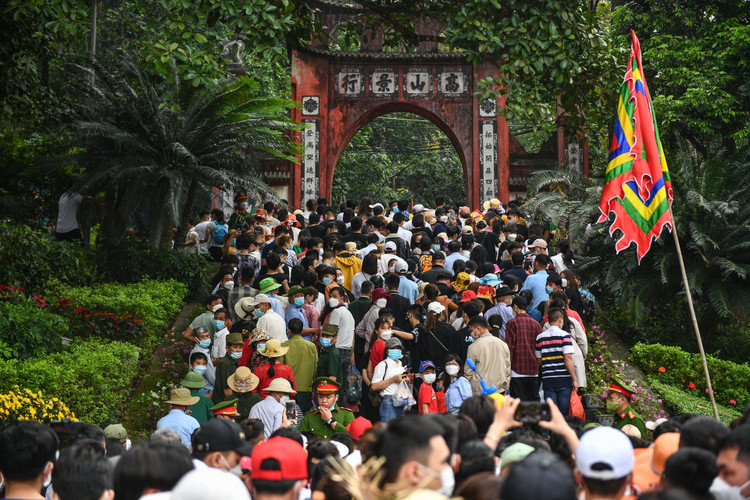 Treo rao len den Hung, truot tuong 