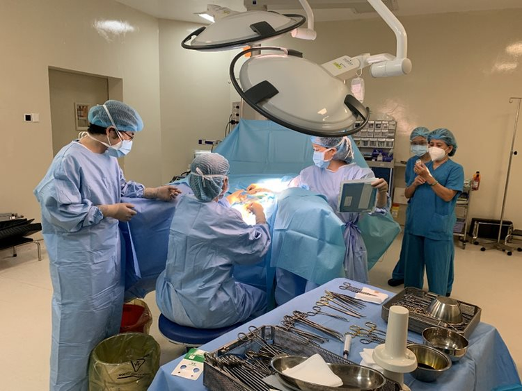 Các bác sĩ đã mổ khẩn cứu em bé bị sa dây rốn toàn bộ và vỡ ối sớm.