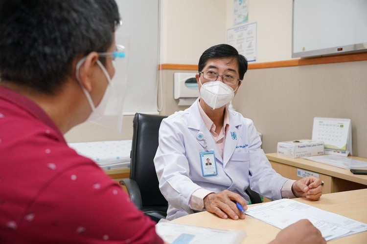pgs-ts-bs.-nguyen-van-an-kham-cho-nguoi-benh.jpg