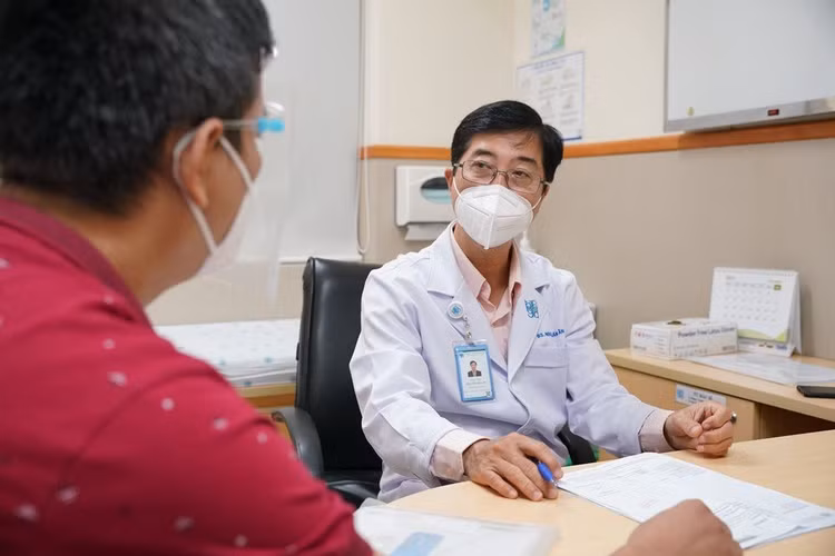 pgs-ts-bs.-nguyen-van-an-kham-cho-nguoi-benh.jpg