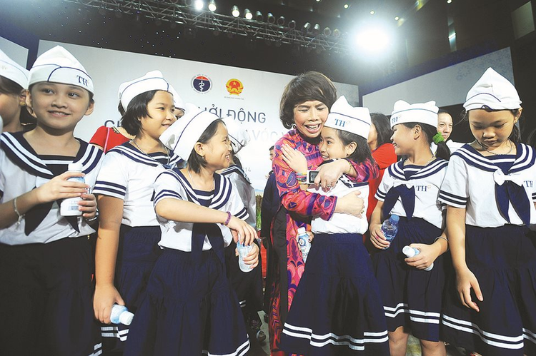 TH phối hợp với Bộ Y tế, Bộ Giáo dục và Đào tạo khởi động Chương trình “Vì tầm vóc Việt” năm 2014.