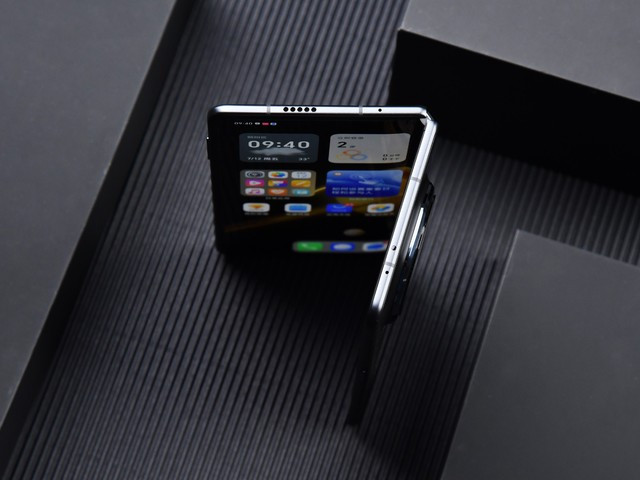 Ngắm nghía smartphone màn hình gập mỏng nhất TG tại Việt Nam - Hình 3 Ngam nghia smartphone man hinh gap mong nhat TG tai Viet Nam-Hinh-3