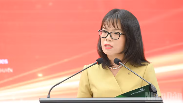 Bà Đoàn Hồng Nhung - Thành viên Ban Điều hành, Giám đốc Khối Bán lẻ, Ngân hàng Vietcombank phát biểu tại buổi họp báo. (Ảnh: THẾ ĐẠI)