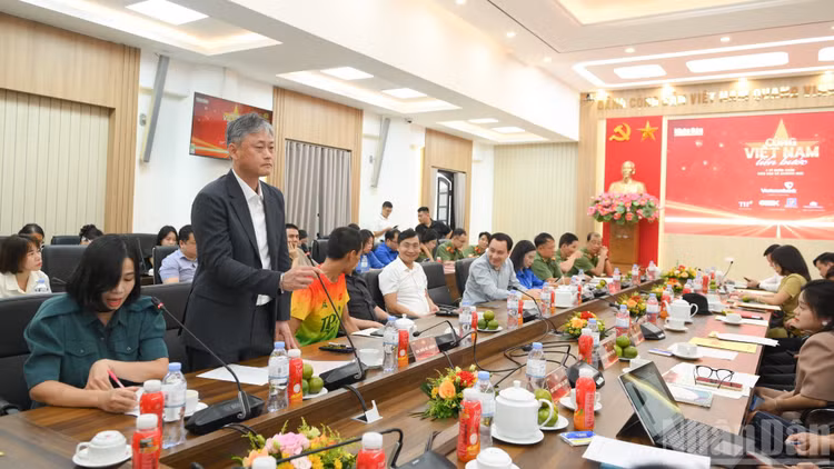 Ông Noh Seung Woo, Giám đốc Truyền thông Samsung Việt Nam phát biểu tại buổi họp báo. (Ảnh: THẾ ĐẠI)