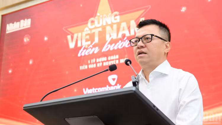 Tổng Biên tập Lê Quốc Minh phát biểu tại buổi họp báo. (Ảnh: THẾ ĐẠI)