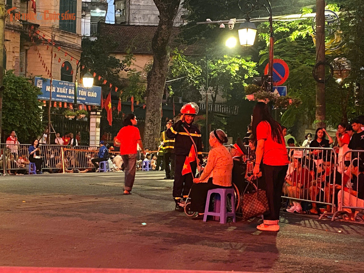 Người cựu chiến binh dù phải ngồi xe lăn vẫn đến để hoà chung không khí ngày Tết độc lập. Hình ảnh người lính cứu hoả làm nhiệm vụ đứng chào nghiêm trang trước người cựu chiến binh khiến nhiều người chứng kiến xúc động.