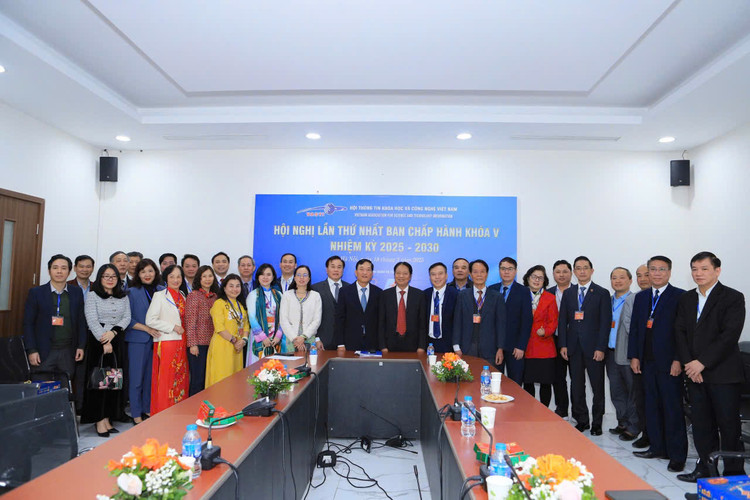 Chu tich VUSTA Phan Xuan Dung: Muon phat trien KHCN khong the thieu thong tin-Hinh-7