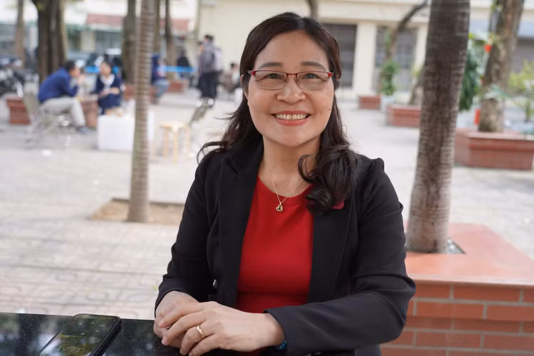 PGS.TS Nguyen Thi Ha: Phu nu lam khoa hoc giong… “fan” bong da