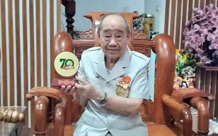 Tu Co Noi den Dien Bien Phu toan thang: Ky uc hao hung