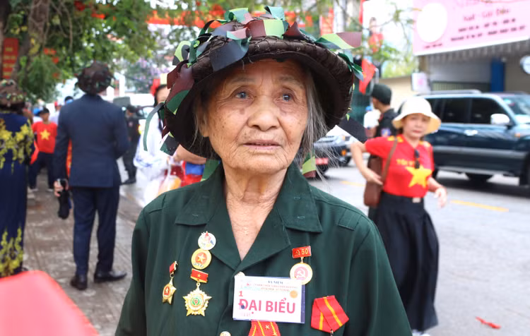 Ky uc cuu TNXP Dien Bien Phu: “Thang roi, oi troi khoc, mung qua!“-Hinh-3