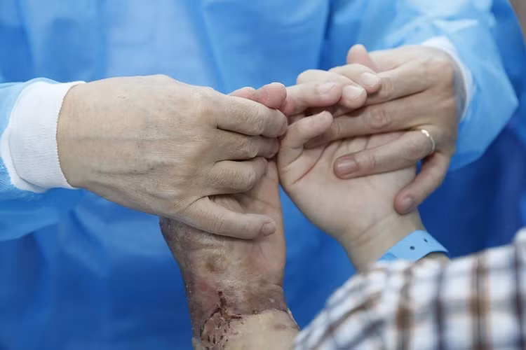 GS.BS Nguyen The Hoang va ca ghep chi the xuc dong ngay Tet-Hinh-4