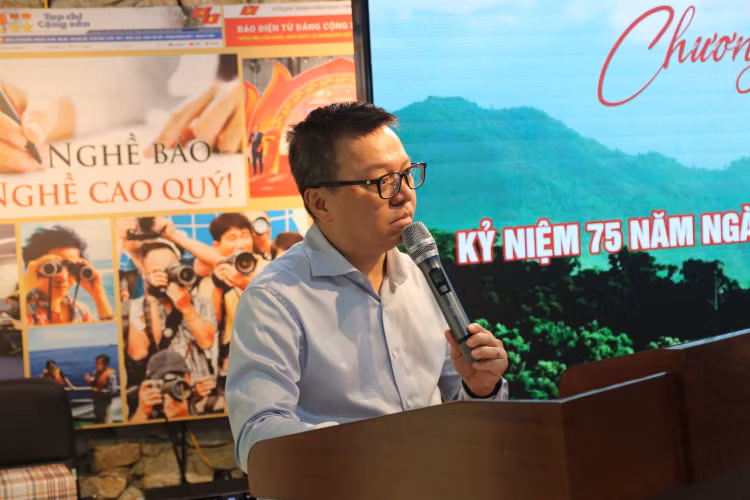 Nha bao Le Quoc Minh: Moi nha bao phai tro thanh chien si tren khong gian mang-Hinh-3