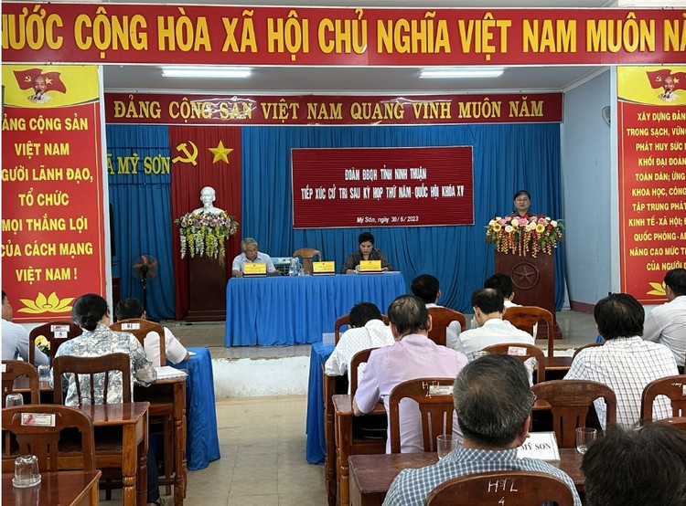 Chu tich Phan Xuan Dung tiep xuc cu tri sau Ky hop thu 5