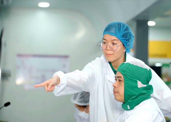 Chị Hồ Thụy Bảo Như hướng dẫn, đào tạo tay nghề cho công nhân