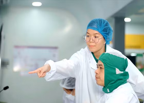 Chị Hồ Thụy Bảo Như hướng dẫn, đào tạo tay nghề cho công nhân