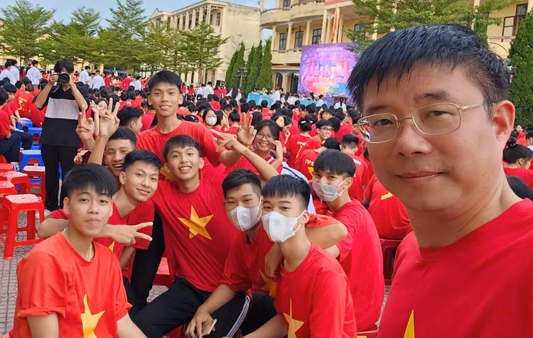 Thay Hieu truong trai long ve “thu ngo” giua “tam bao” day them hoc them