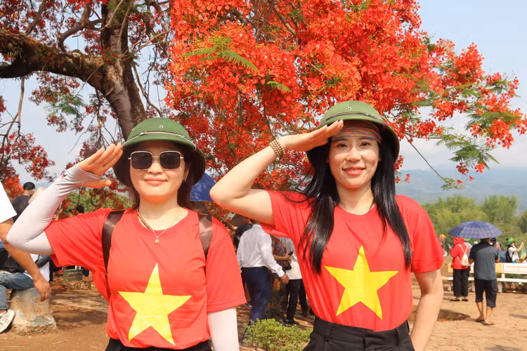 Bat khoc, tu hao voi chien thang Dien Bien Phu