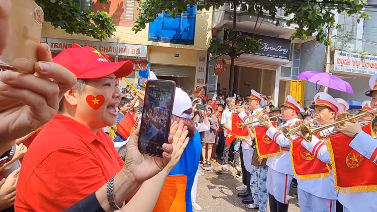 Hòa chung nhịp tự hào ngày kỷ niệm 70 năm chiến thắng Điện Biên Phủ - Hình 14 Hoa chung nhip tu hao ngay ky niem 70 nam chien thang Dien Bien Phu-Hinh-14