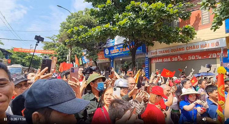 Hòa chung nhịp tự hào ngày kỷ niệm 70 năm chiến thắng Điện Biên Phủ - Hình 15 Hoa chung nhip tu hao ngay ky niem 70 nam chien thang Dien Bien Phu-Hinh-15