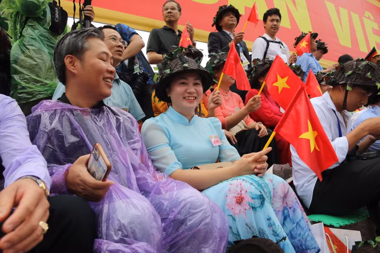 Hòa chung nhịp tự hào ngày kỷ niệm 70 năm chiến thắng Điện Biên Phủ - Hình 8 Hoa chung nhip tu hao ngay ky niem 70 nam chien thang Dien Bien Phu-Hinh-8