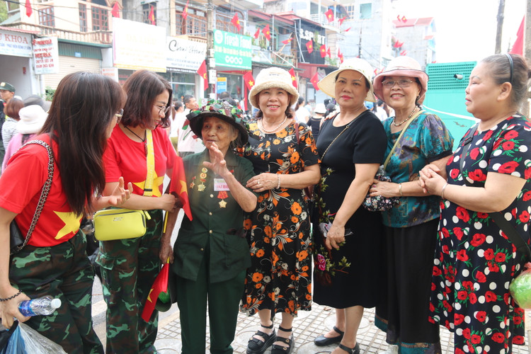 Hoa chung nhip tu hao ngay ky niem 70 nam chien thang Dien Bien Phu-Hinh-12