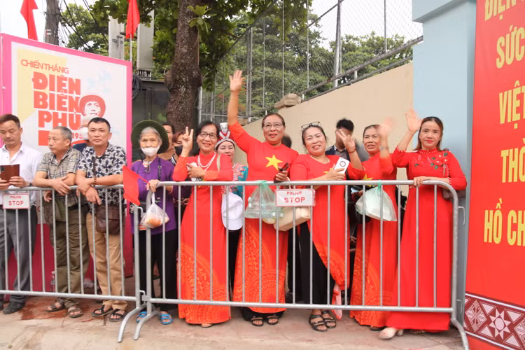 Hòa chung nhịp tự hào ngày kỷ niệm 70 năm chiến thắng Điện Biên Phủ - Hình 2 Hoa chung nhip tu hao ngay ky niem 70 nam chien thang Dien Bien Phu-Hinh-2