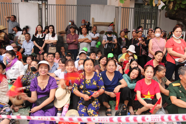 Hoa chung nhip tu hao ngay ky niem 70 nam chien thang Dien Bien Phu-Hinh-6