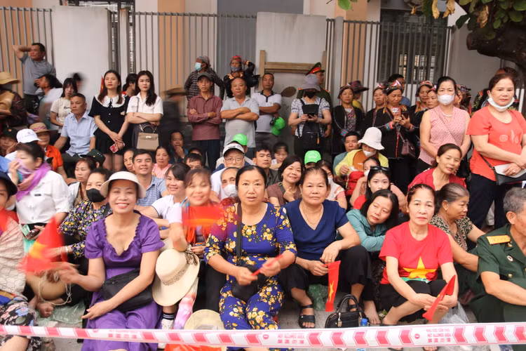 Hòa chung nhịp tự hào ngày kỷ niệm 70 năm chiến thắng Điện Biên Phủ - Hình 6 Hoa chung nhip tu hao ngay ky niem 70 nam chien thang Dien Bien Phu-Hinh-6