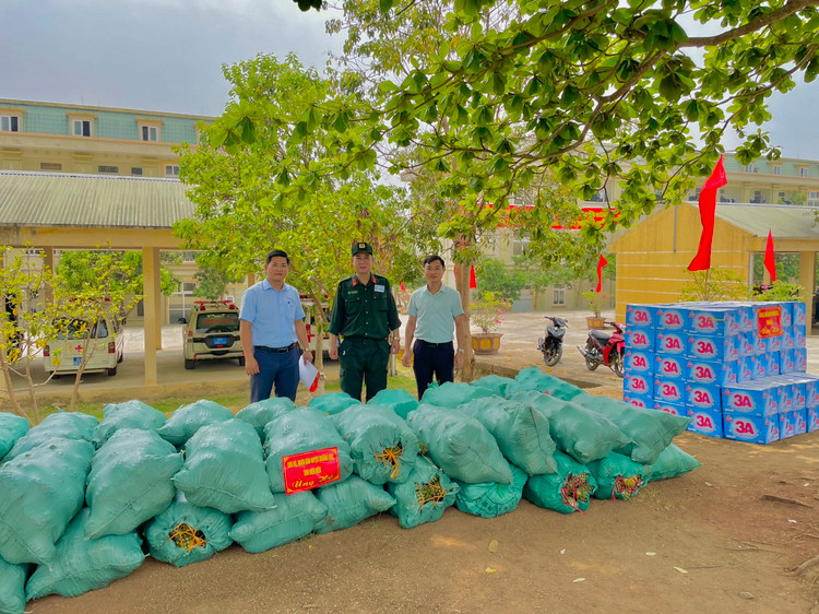 Tiep noi tinh than “tat ca cho tien tuyen” tren dat Dien Bien anh hung-Hinh-6
