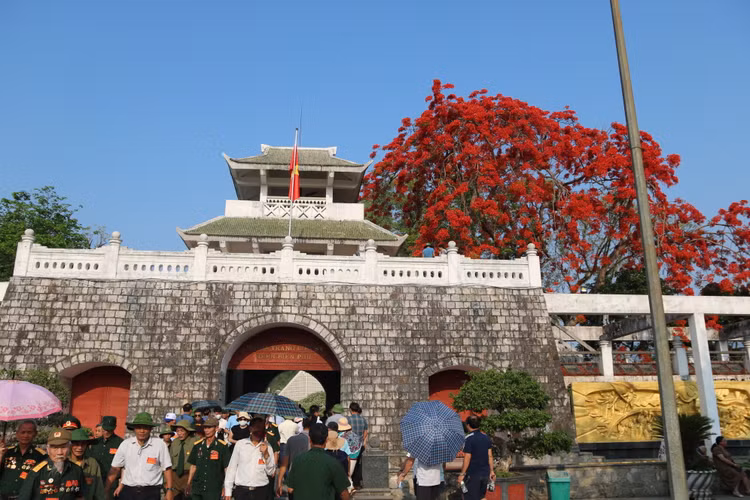 Lang nguoi truoc sac do “la” cua hoa phuong tren doi A1-Hinh-16