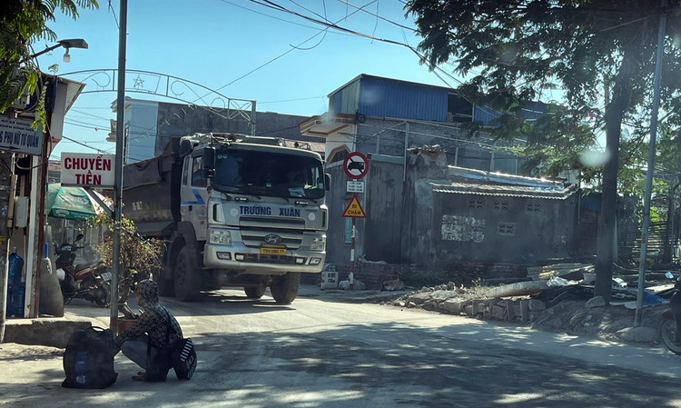 Hai Phong: Tinh lo 356 oan minh “cong” binh doan xe tai-Hinh-10