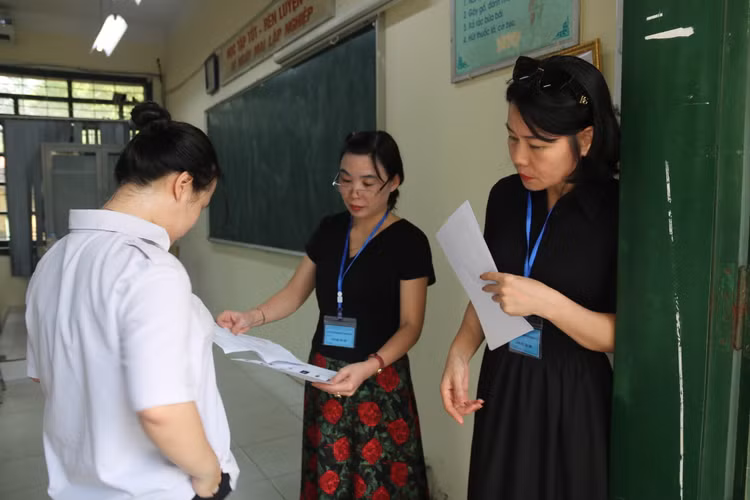 Bo GD&DT len tieng ve nghi van “lo de” thi mon Ngu van