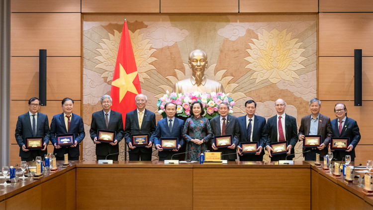 Phó Chủ tịch Quốc hội Nguyễn Thị Thanh tặng quà lưu niệm Đoàn đại biểu Viện Kinh tế Văn hóa. Ảnh: Cổng thông tin điện tử Quốc hội.