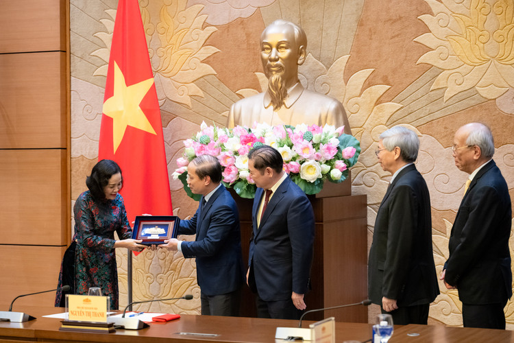 Phó Chủ tịch Quốc hội Nguyễn Thị Thanh tặng quà lưu niệm Đoàn đại biểu Viện Kinh tế Văn hóa. Ảnh: Cổng thông tin điện tử Quốc hội.