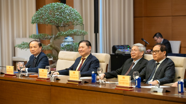 GS.VS.TSKH Đặng Vũ Minh - Chủ tịch danh dự Liên hiệp các Hội Khoa học và Kỹ thuật Việt Nam; TSKH Phan Xuân Dũng, Chủ tịch Liên hiệp các Hội Khoa học và Kỹ thuật Việt Nam và các đại biểu tham dự buổi gặp mặt. Ảnh: Cổng thông tin điện tử Quốc hội.