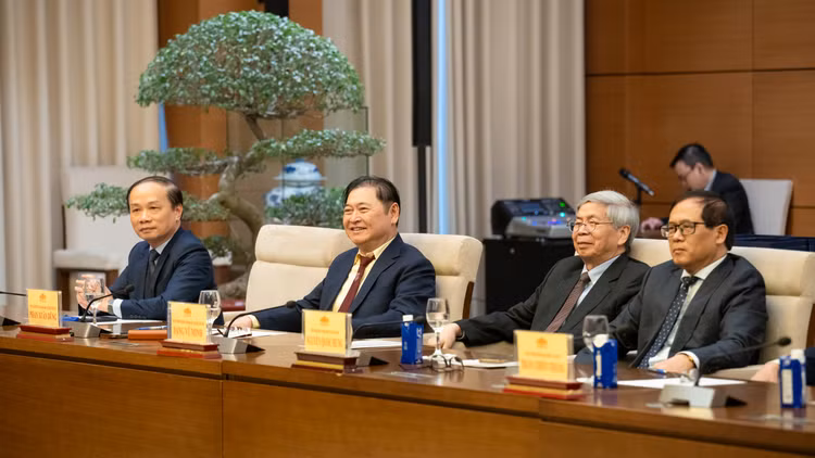 GS.VS.TSKH Đặng Vũ Minh - Chủ tịch danh dự Liên hiệp các Hội Khoa học và Kỹ thuật Việt Nam; TSKH Phan Xuân Dũng, Chủ tịch Liên hiệp các Hội Khoa học và Kỹ thuật Việt Nam và các đại biểu tham dự buổi gặp mặt. Ảnh: Cổng thông tin điện tử Quốc hội.