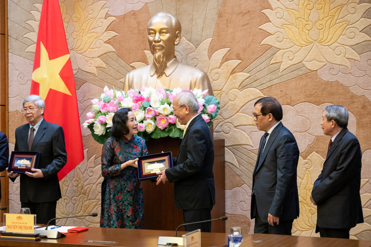 Phó Chủ tịch Quốc hội Nguyễn Thị Thanh tặng quà lưu niệm Đoàn đại biểu Viện Kinh tế Văn hóa. Ảnh: Cổng thông tin điện tử Quốc hội.