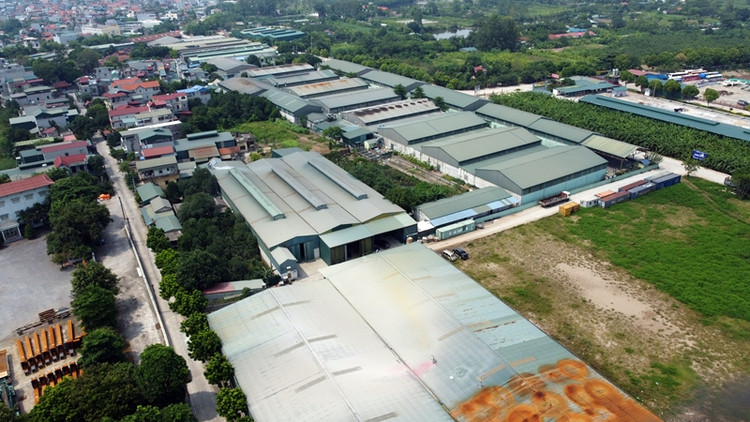 Nhằm tìm hiểu, xác minh khách quan các thông tin liên quan đến việc xây dựng tại một số nhà xưởng có dấu hiệu trái phép, phòng chống cháy nổ, hoạt động bến bãi ở khu vực ven sông Hồng, thuộc thôn Đại Lộ, chiều ngày 13/9/2022 PV Báo Tri thức và Cuộc sống đã đến liên hệ làm việc với lãnh đạo UBND xã Ninh Sở.