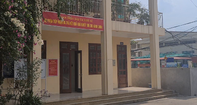 Thời điểm hơn 13h cùng ngày, ghi nhận của phóng viên tại trụ sở UBND xã Ninh Sở, từ bộ phận tiếp nhận và trả kết quả giải quyết thủ tục hành chính đến phòng các lãnh đạo xã đều không thấy có ai. Đến 15h cùng ngày, phóng viên không liên hệ được công tác nên đành phải ra về. Phóng viên cũng đã liên hệ và đặt lịch làm việc với UBND huyện Thường Tín.